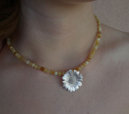 Gänseblümchen Collier mit gelbem Opal