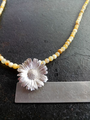 Gänseblümchen Collier mit gelbem Opal