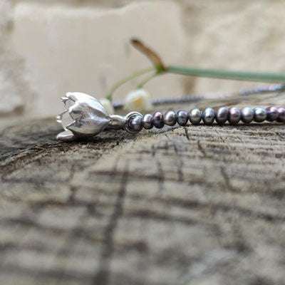 Märzenbecher Collier mit Süßwasserperlen