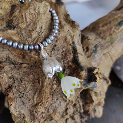 Märzenbecher Collier mit Süßwasserperlen