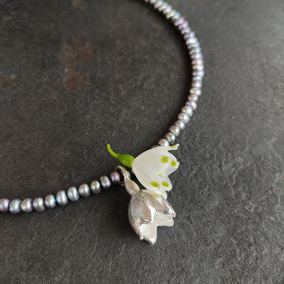 Märzenbecher Collier mit Süßwasserperlen