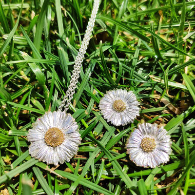 Gänseblümchen Anhänger mit vergoldeter Mitte