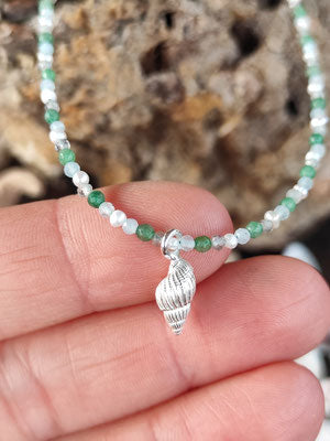 Mini Muschel an einer grünen Edelstein Kette