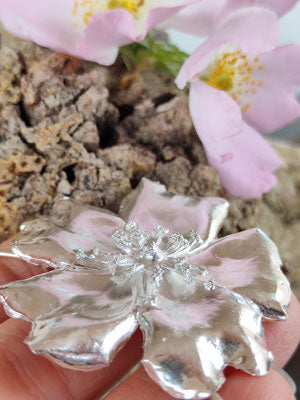 Wild Rosen Blüten Anhänger mit zwei kleinen versteckten Ösen