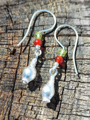 Mini Hagebutten Ohrhänger mit Peridot und Karneol