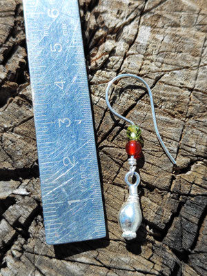 Mini Hagebutten Ohrhänger mit Peridot und Karneol