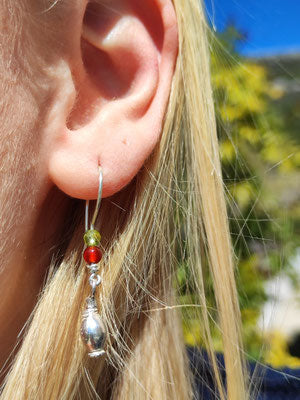 Mini Hagebutten Ohrhänger mit Peridot und Karneol