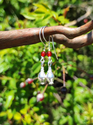 Mini Hagebutten Ohrhänger mit Peridot und Karneol