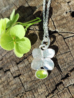 Hortensien Anhänger mit Peridot in schlichter Fassung