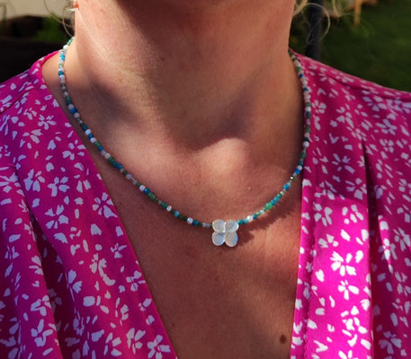 Hortensien Collier mit blauer Kette