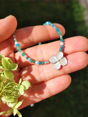 Hortensien Collier mit blauer Kette