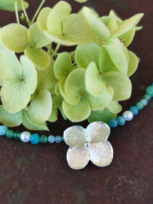 Hortensien Collier mit blauer Kette