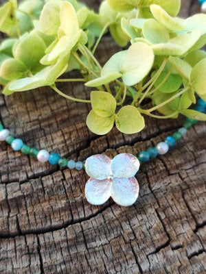 Hortensien Collier mit blauer Kette