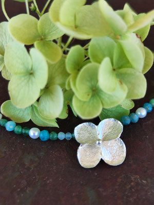 Hortensien Collier mit blauer Kette