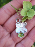 Hortensien Anhänger mit Peridot in schlichter Fassung