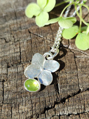 Hortensien Anhänger mit Peridot in schlichter Fassung