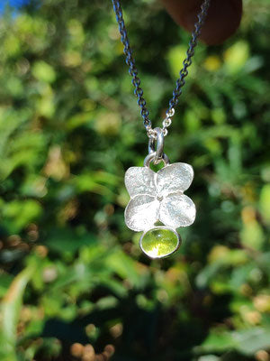 Hortensien Anhänger mit Peridot in schlichter Fassung