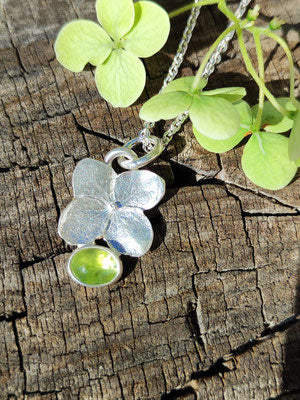 Hortensien Anhänger mit Peridot in schlichter Fassung