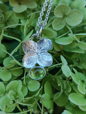 Hortensien Anhänger mit Peridot in schlichter Fassung