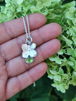Hortensien Anhänger mit Peridot in schlichter Fassung