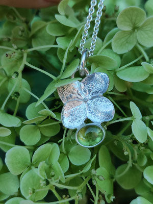 Hortensien Anhänger mit Peridot in schlichter Fassung