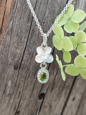 Hortensie Anhänger mit Peridot in Kröhnchenfassung