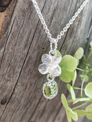 Hortensie Anhänger mit Peridot in Kröhnchenfassung