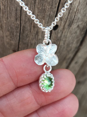 Hortensie Anhänger mit Peridot in Kröhnchenfassung