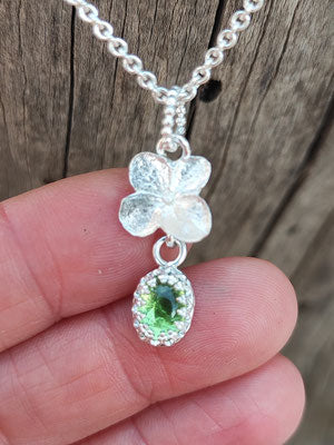 Hortensie Anhänger mit Peridot in Kröhnchenfassung