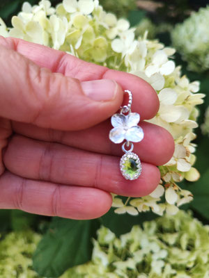 Hortensie Anhänger mit Peridot in Kröhnchenfassung