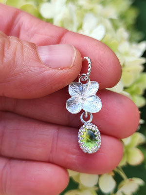 Hortensie Anhänger mit Peridot in Kröhnchenfassung