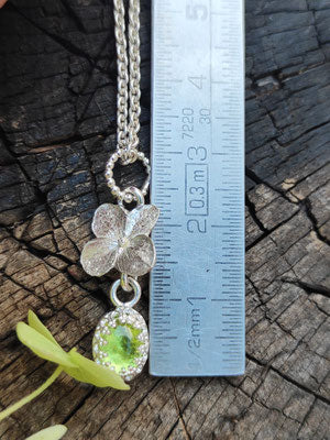 Hortensie Anhänger mit Peridot in Kröhnchenfassung
