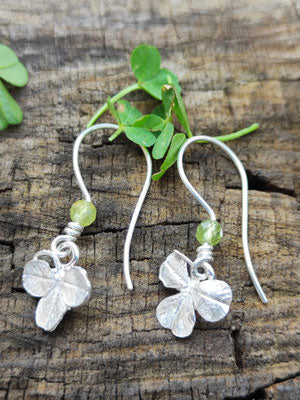 Mini Kleeblatt Ohrhänger mit Peridot