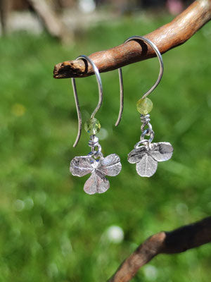 Mini Kleeblatt Ohrhänger mit Peridot