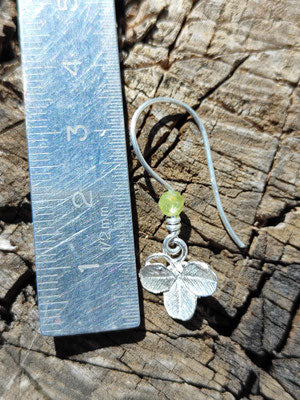 Mini Kleeblatt Ohrhänger mit Peridot