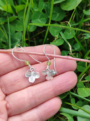 Mini Kleeblatt Ohrhänger mit Peridot