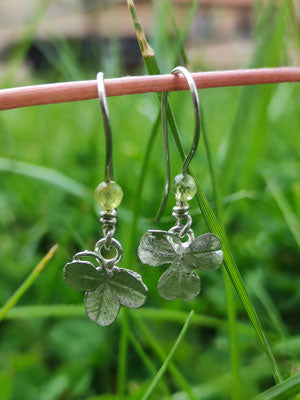 Mini Kleeblatt Ohrhänger mit Peridot
