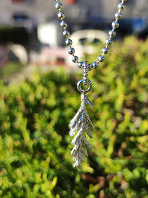 Kleiner Thuja Anhänger mit Kugelöse