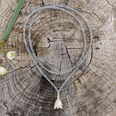 Lange Labradorith Kette mit Märzenbecher