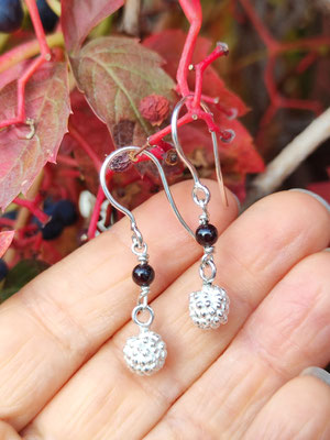 Zarte Mini Beeren Ohrhänger mit Granat