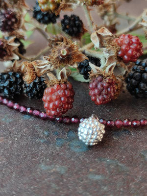 Granat Kette mit Mini Brombeere