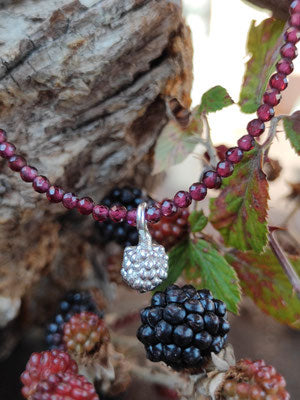 Granat Kette mit Mini Brombeere