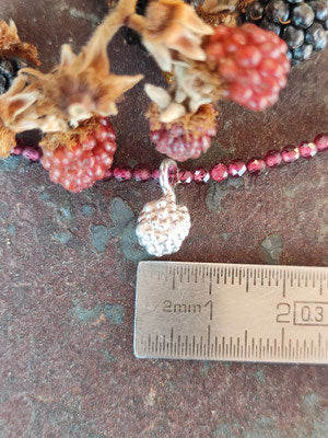 Granat Kette mit Mini Brombeere
