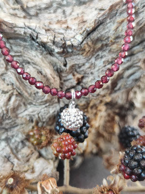 Granat Kette mit Mini Brombeere