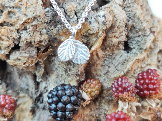 Mini Brombeerenblatt Anhänger