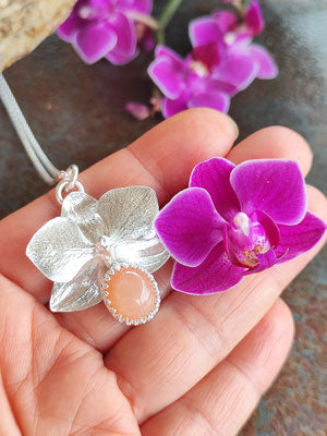 Mini Orchidee Anhänger mit Mondstein