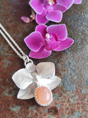 Mini Orchidee Anhänger mit Mondstein