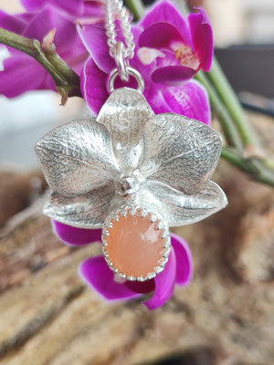 Mini Orchidee Anhänger mit Mondstein