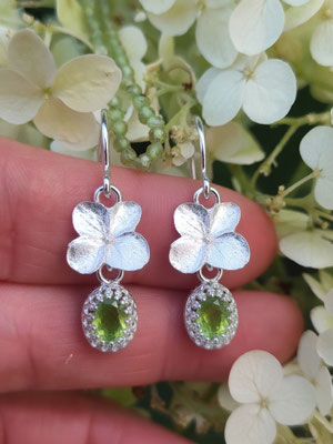 Hortensien Ohrhänger mit Peridot in schlichter oder Kronen Fassung