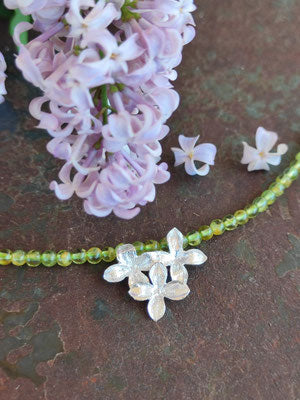 Zartes Fliederblüten Collier mit Peridot